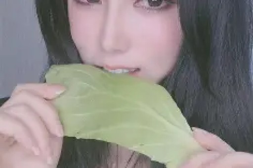 75岁刘晓庆被指耍大牌？与网红王婆同台全程冷场不互动气氛尴尬